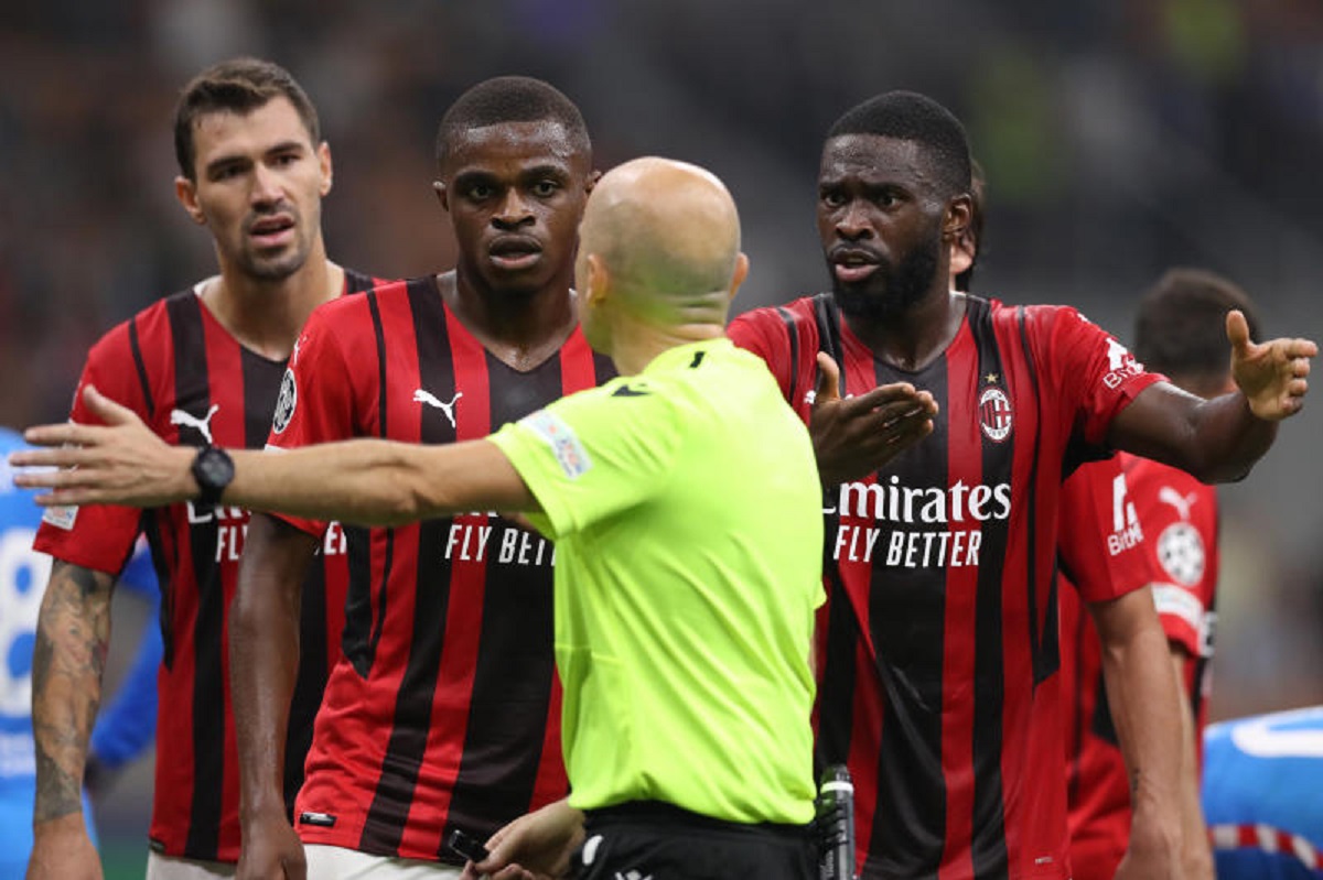 Milan-Inter, dubbi sul rigore su Giroud: i torti ai rossoneri si accumulano Milan-Inter, dubbi sul rigore su Giroud: i torti ai rossoneri si accumulano