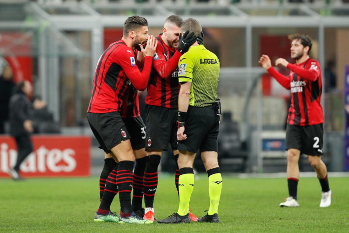 Milan-Inter, dubbi sul rigore su Giroud: i torti ai rossoneri si accumulano Milan-Inter, dubbi sul rigore su Giroud: i torti ai rossoneri si accumulano
