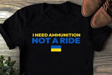 Zelensky, t-shirt col suo volto spopolano sul web e diventa “Capitan Ucraina”