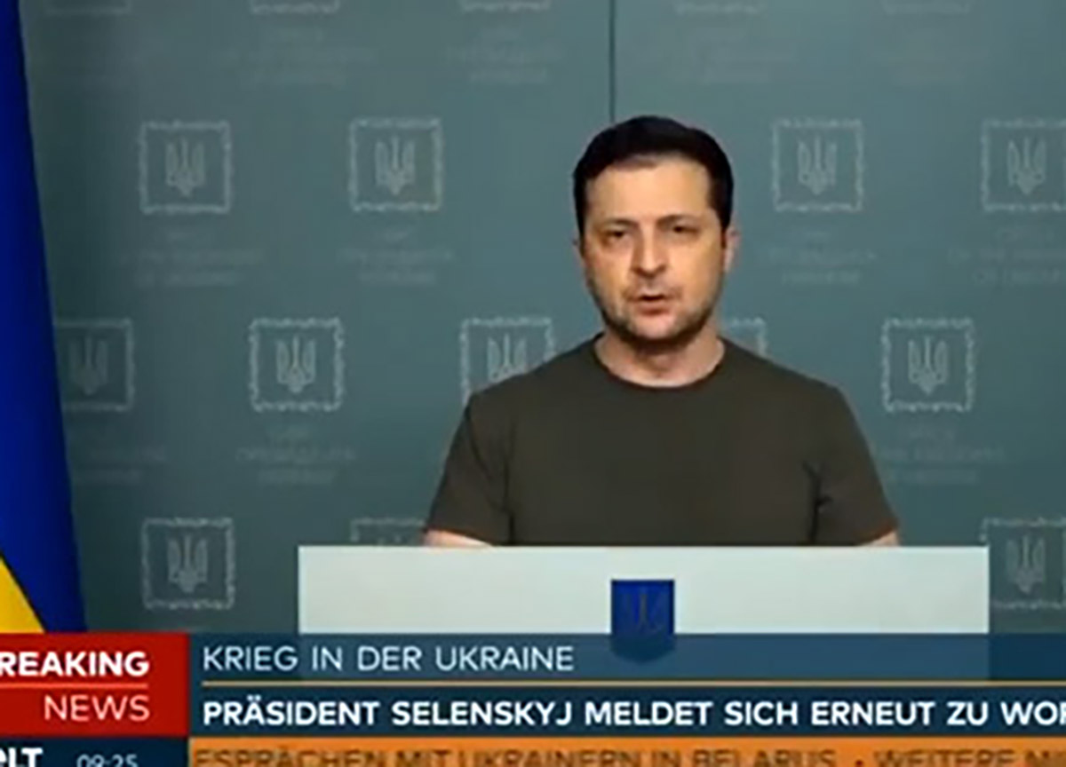 Ucraina: Tshirt verde oliva, da guerrigliero. Eccentrica “divisa” di Zelensky Ucraina: Tshirt verde oliva, da guerrigliero. Eccentrica “divisa” di Zelensky