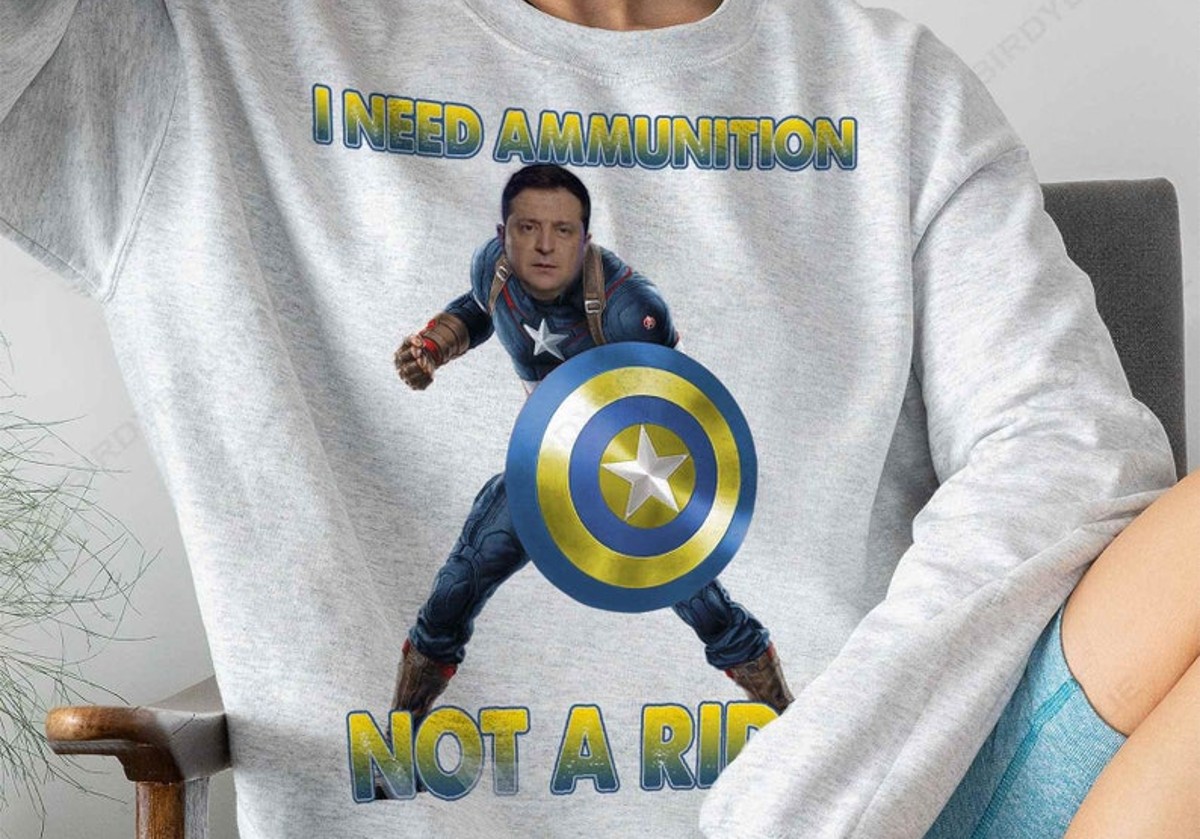 Galleria foto 'Zelensky, t-shirt col suo volto spopolano sul web e diventa “Capitan Ucraina”' - foto 1