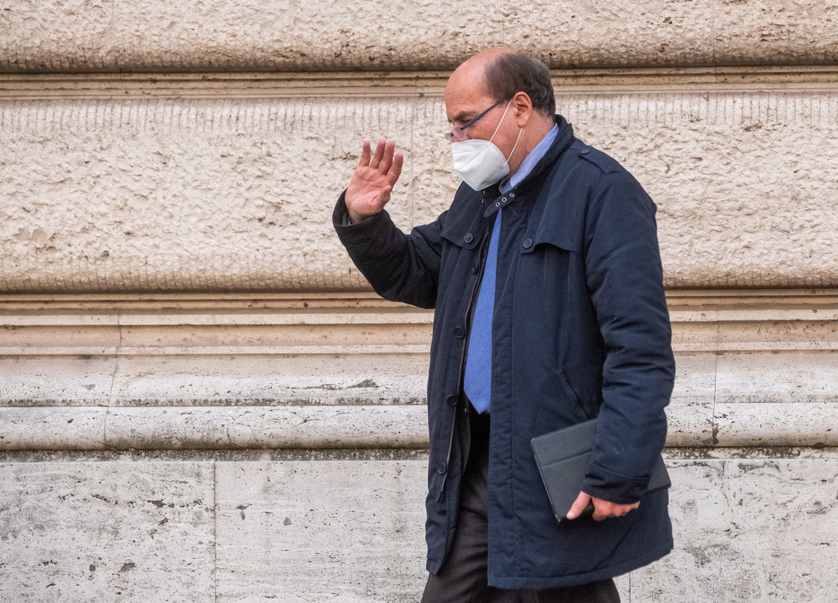 Guerra, Bersani va controcorrente. “La Ue solo con l’elmetto non mi piace”