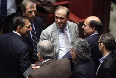 Guerra, Bersani va controcorrente. “La Ue solo con l’elmetto non mi piace”