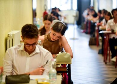 Genova, docente in manette: adescava minori per costringerle ad atti sessuali