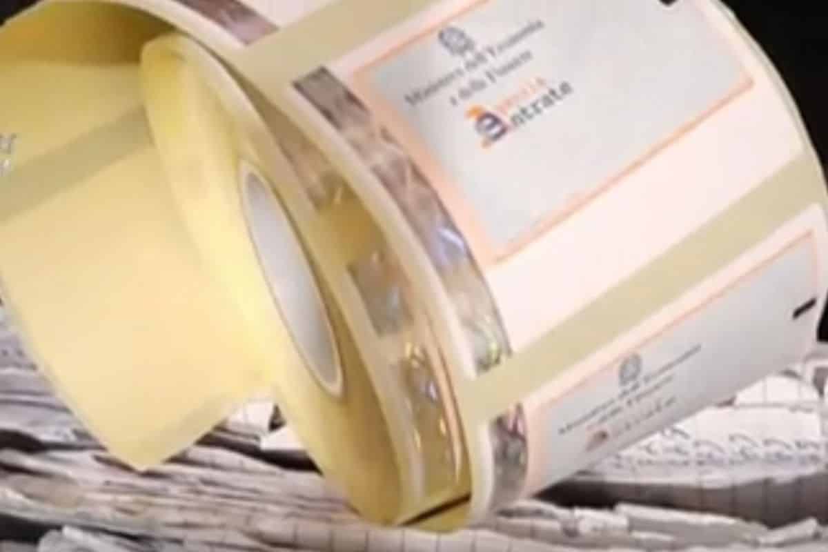 Marche da bollo made in Cina, 18 arresti. Nei guai due romani Marche da bollo made in Cina, 18 arresti. Nei guai due romani