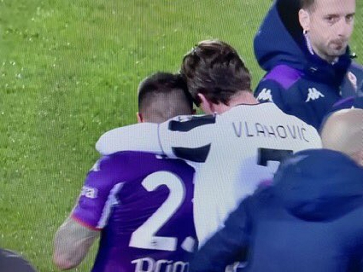 Fiorentina-Juventus, Vlahovic cuore d’oro: nonostante i fischi consola Venuti Fiorentina-Juventus, Vlahovic cuore d’oro: nonostante i fischi consola Venuti