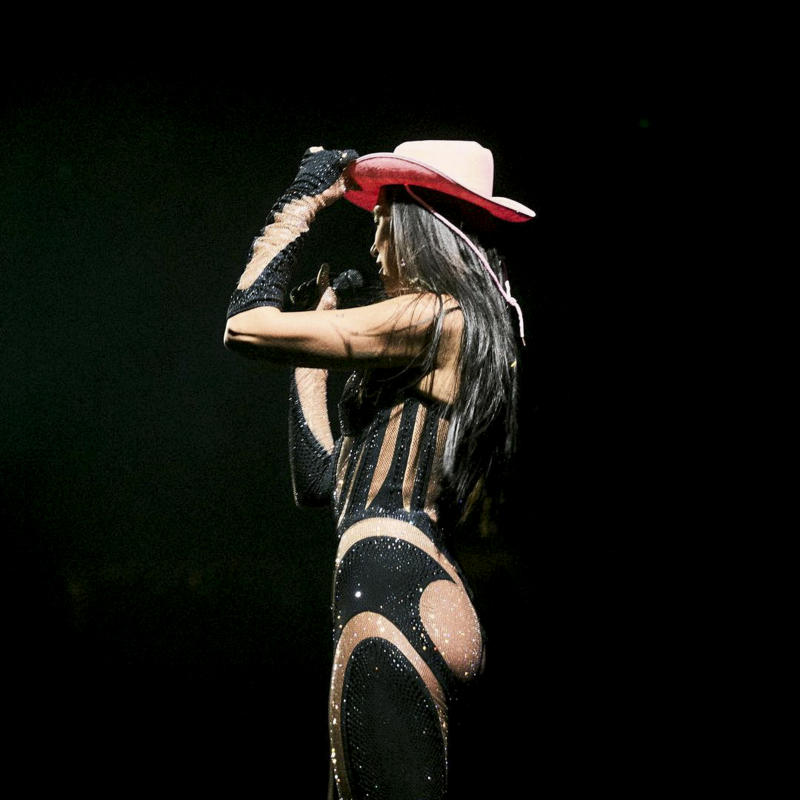 Dua Lipa nei guai: è stata accusata di plagio per il brano “Levitating”