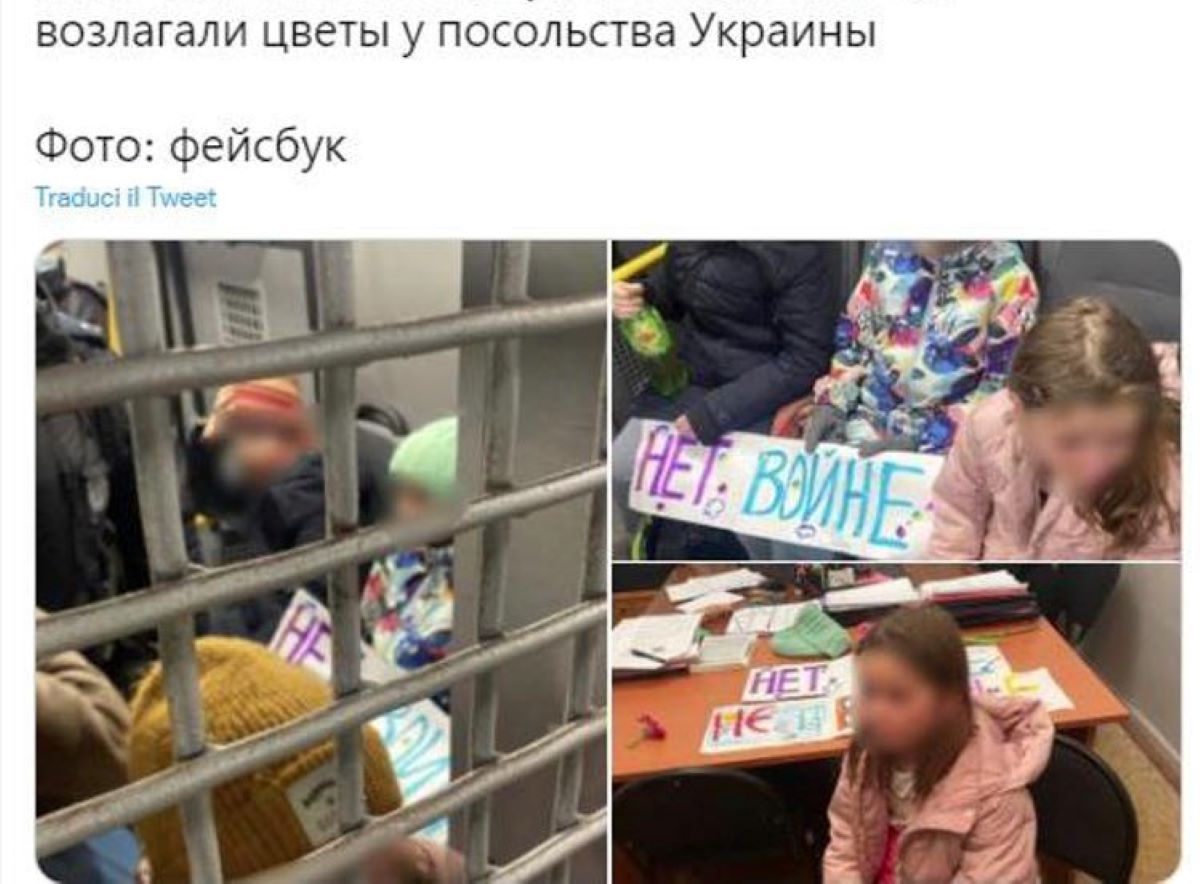 Russia, arrestati bambini che manifestavano contro la guerra in Ucraina. FOTO Russia, arrestati bambini che manifestavano contro la guerra in Ucraina. FOTO
