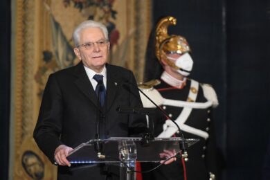 Il Presidente Sergio Mattarella si è tagliato (di nuovo) lo stipendio