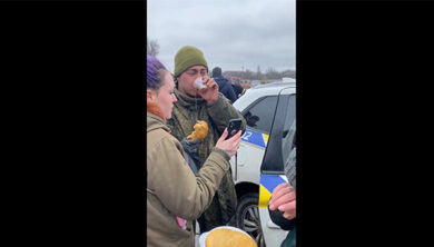 Ucraina, soldato russo catturato: rifocillato e fatto parlare tra le lacrime con la madre. VIDEO