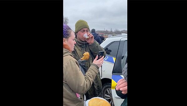 Ucraina, soldato russo catturato: rifocillato e fatto parlare tra le lacrime con la madre. VIDEO Ucraina, soldato russo catturato: rifocillato e fatto parlare tra le lacrime con la madre. VIDEO