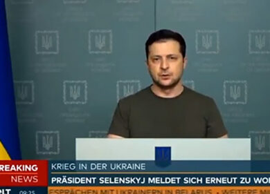 Guerra in Ucraina: quella eccentrica “divisa” del presidente Zelensky