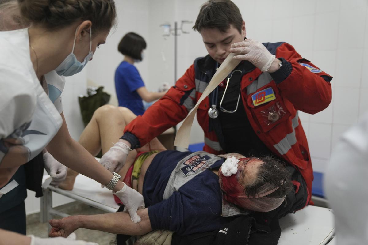Guerra Russia-Ucraina, le bombe affondano le Borse: Milano chiude a -6% Guerra Russia-Ucraina, le bombe affondano le Borse: Milano chiude a -6%