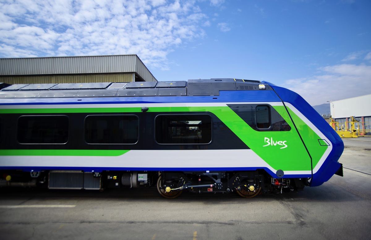 Gruppo FS Italiane: Trenitalia presenta “Blues”, il suo primo treno ibrido