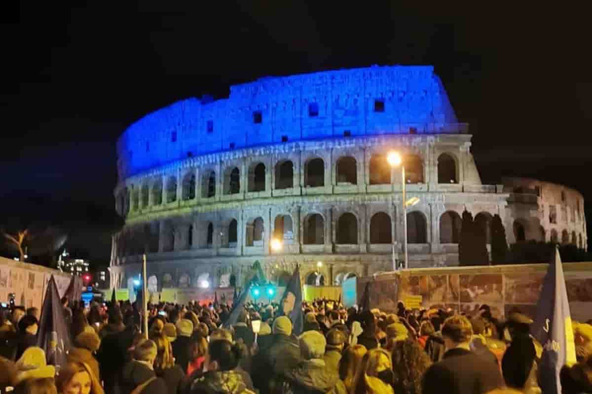 Guerra Ucraina, Roma non spegne le luci ma scende in strada con le fiaccole Guerra Ucraina, Roma non spegne le luci ma scende in strada con le fiaccole