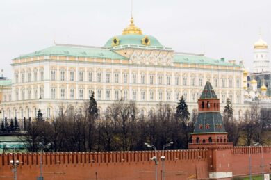 Guerra Russia-Ucraina, la Bbc lascia Mosca: mancano le condizioni. Fb oscurato