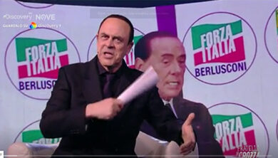 Crozza/ Berlusconi: “Putin chi? Quella persona affabile che predica la pace e sta bombardando l’Ucraina?”