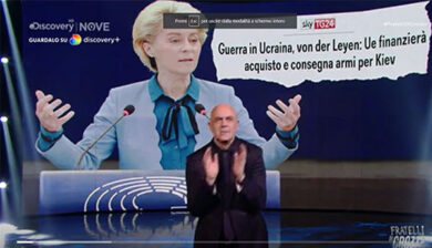 Monologo Crozza/ D’Alema e le armi colombiane: “Tu  che saresti di sinistra e dovresti esportare cultura, ti occupi di armi e non prendi una lira?per tradire i tuoi ideali almeno fatti pagare…”