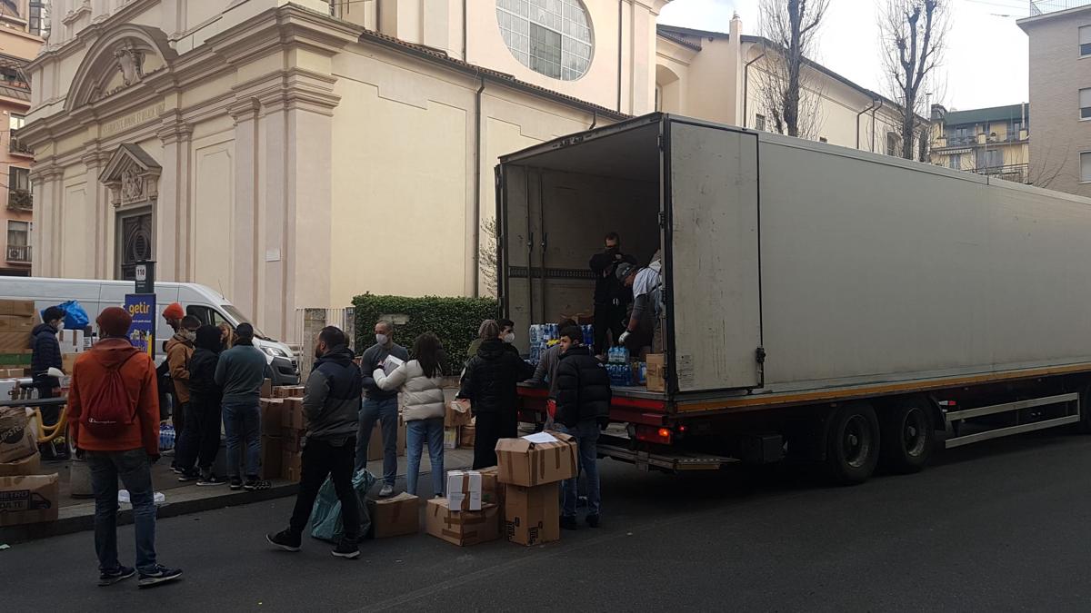 Ucraina, parte la raccolta di beni. I punti con camion e volontari a Milano