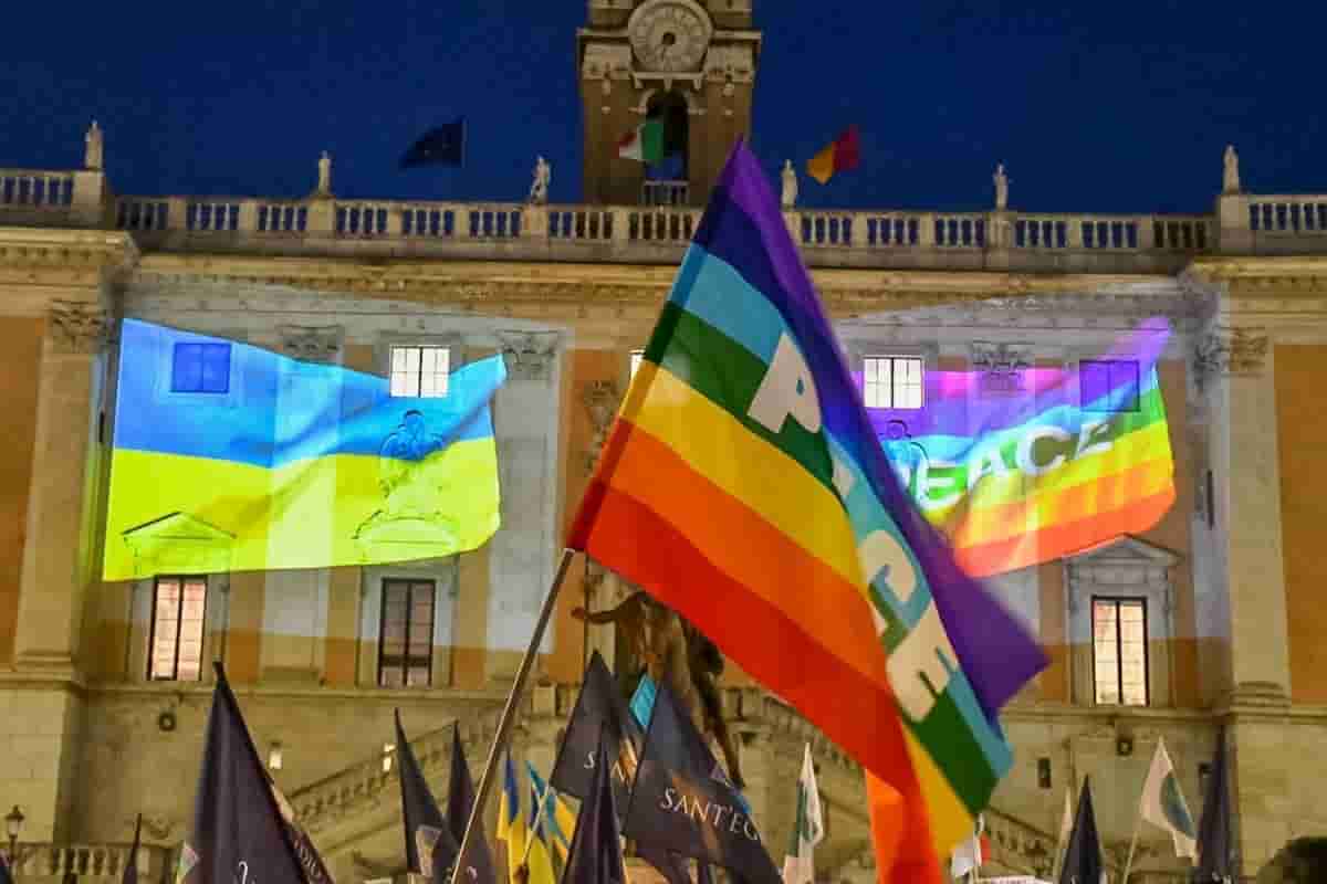Guerra Ucraina, Roma non spegne le luci ma scende in strada con le fiaccole Guerra Ucraina, Roma non spegne le luci ma scende in strada con le fiaccole
