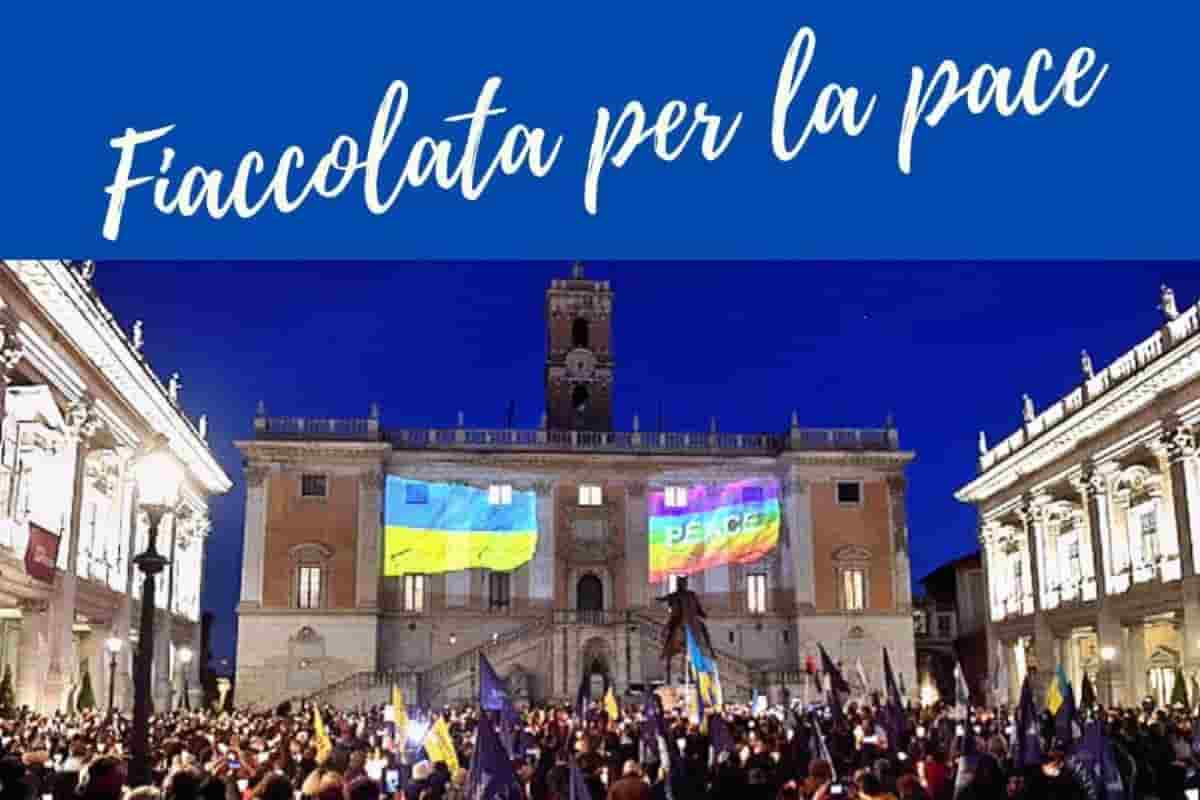 Guerra Ucraina, Roma non spegne le luci ma scende in strada con le fiaccole Guerra Ucraina, Roma non spegne le luci ma scende in strada con le fiaccole