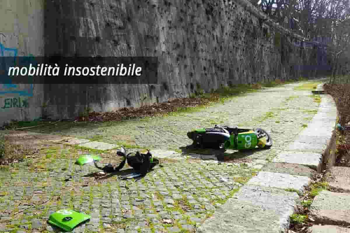 Roma, mobilità insostenibile: i motorini elettrici vengono lanciati nel Tevere
