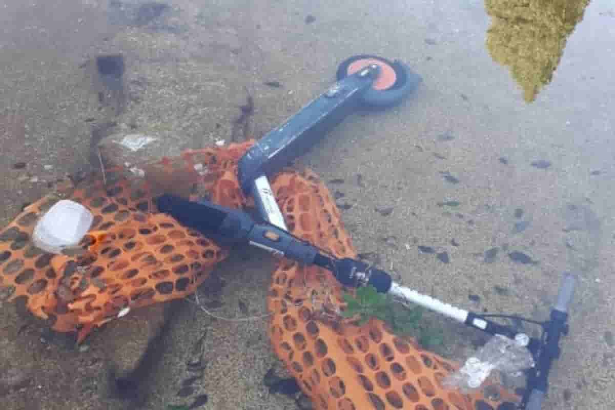 Roma, mobilità insostenibile: i motorini elettrici vengono lanciati nel Tevere