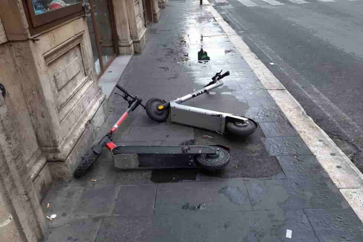 Roma, mobilità insostenibile: i motorini elettrici vengono lanciati nel Tevere