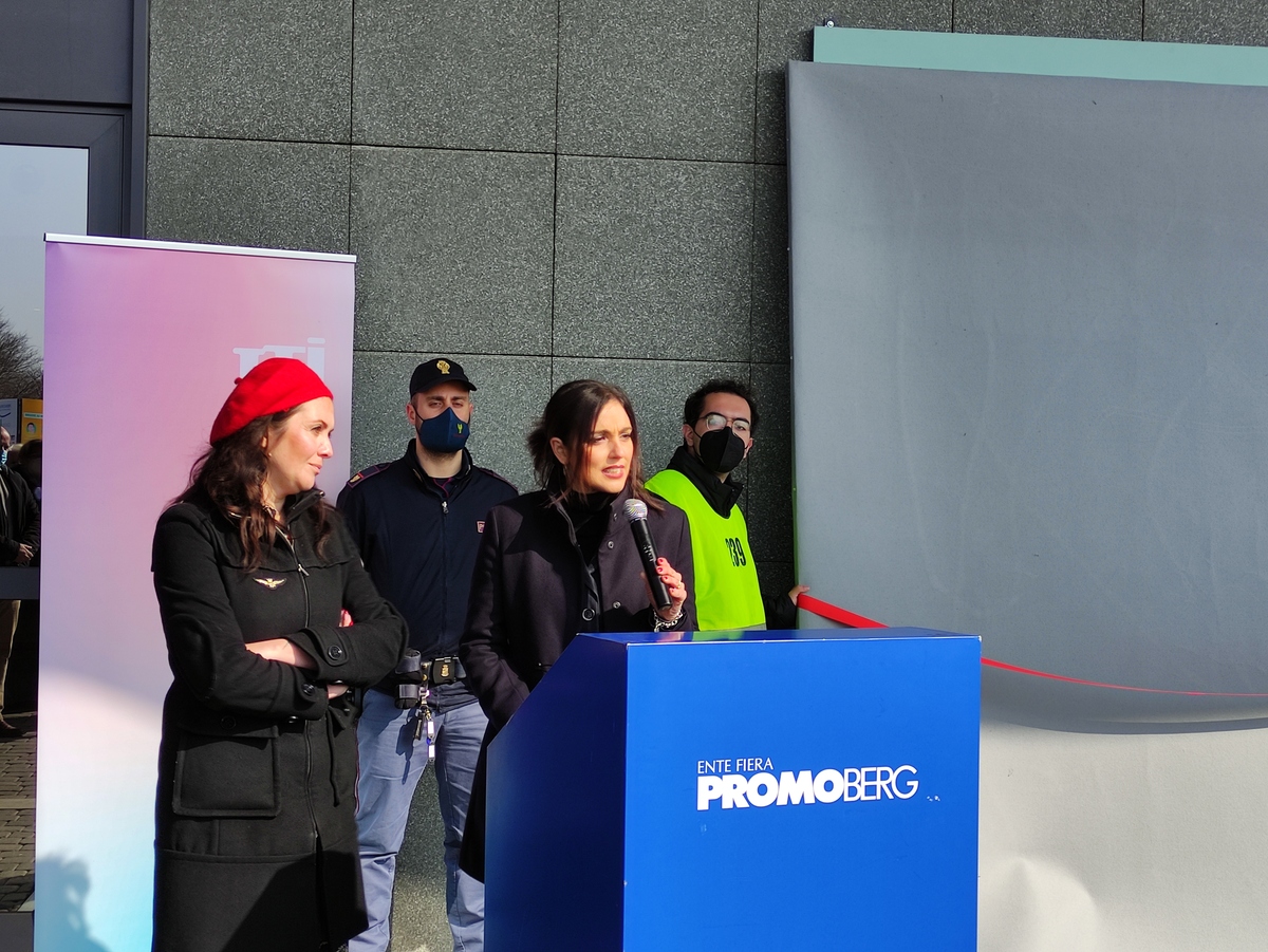 JTI svela “Il Labirinto della Rosa”, dipinto contro la violenza di genere JTI svela “Il Labirinto della Rosa”, dipinto contro la violenza di genere