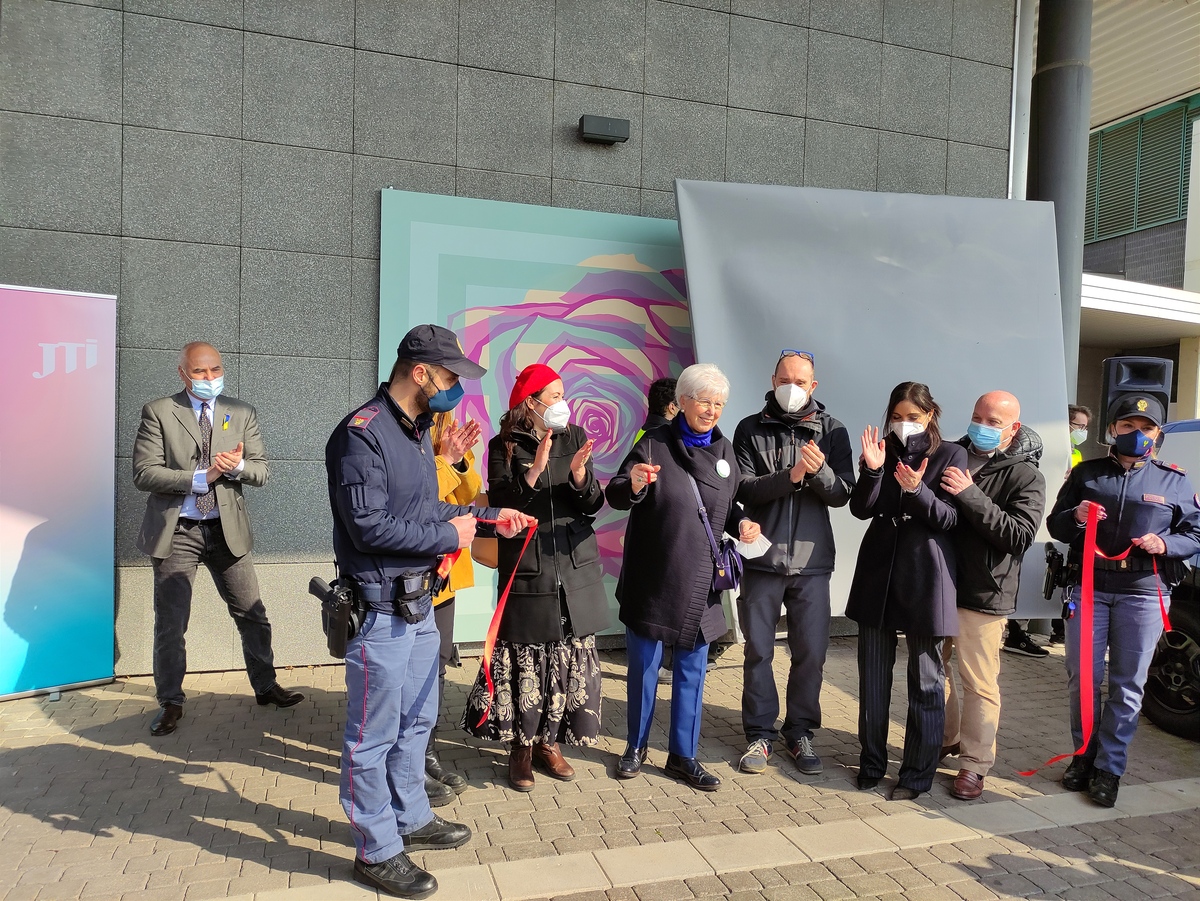 JTI svela “Il Labirinto della Rosa”, dipinto contro la violenza di genere JTI svela “Il Labirinto della Rosa”, dipinto contro la violenza di genere