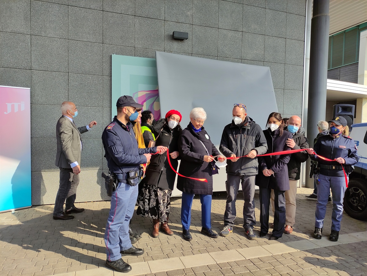 JTI svela “Il Labirinto della Rosa”, dipinto contro la violenza di genere JTI svela “Il Labirinto della Rosa”, dipinto contro la violenza di genere