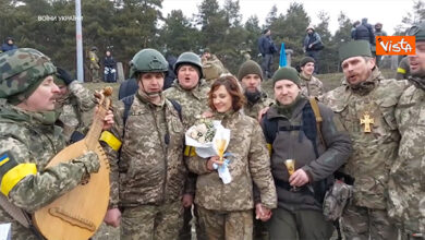 Una coppia di soldati volontari ucraini si sposa in mimetica sul fronte di guerra