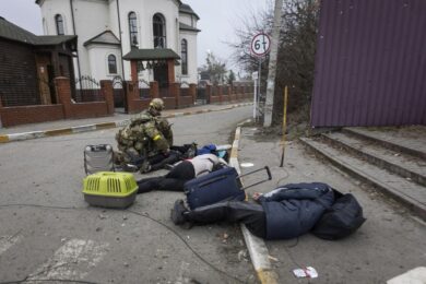 Ucraina, orrore in una foto del Nyt: madre e figli morti fuggendo a Kiev