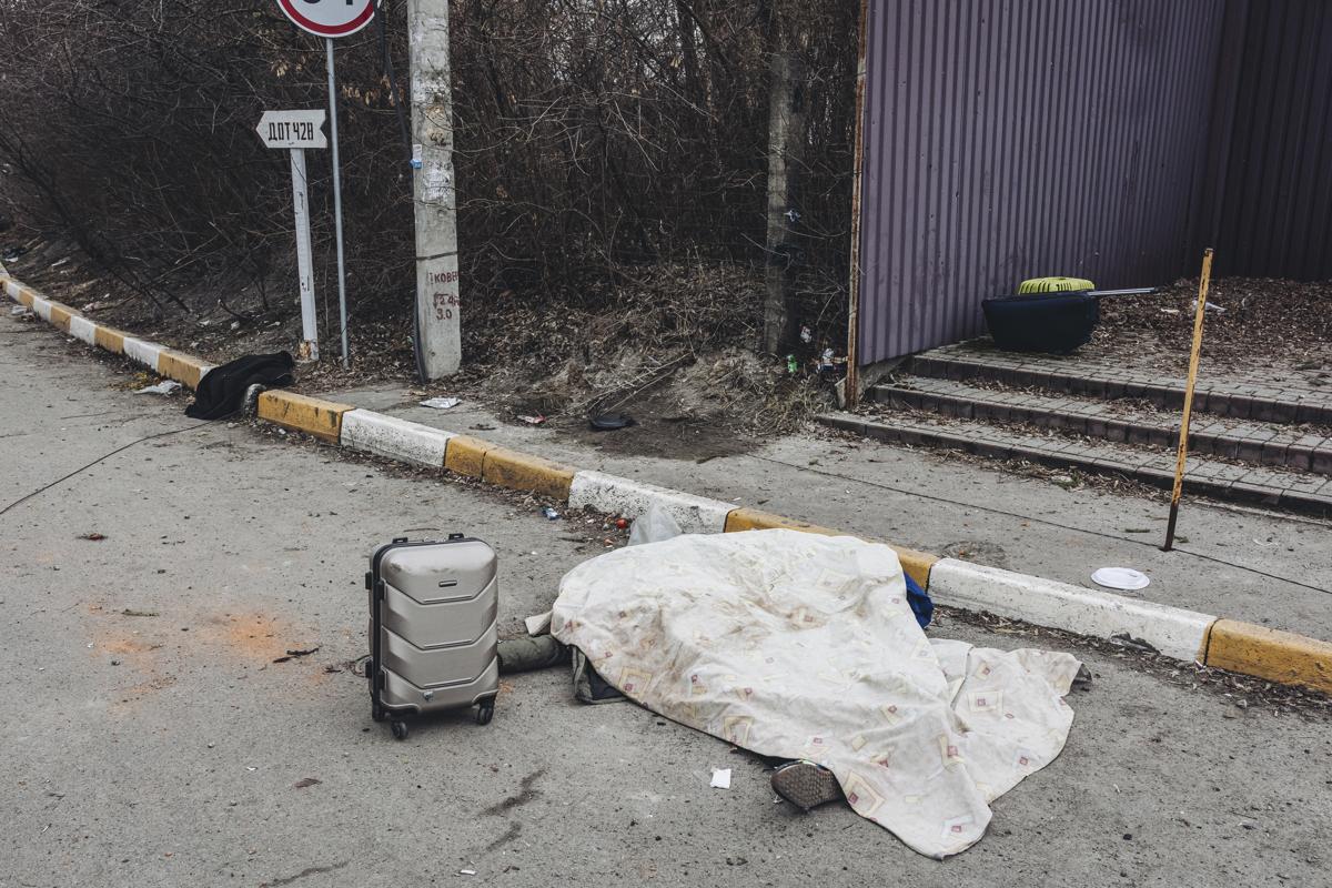 Ucraina, orrore in una foto del Nyt: madre e figli morti fuggendo a Kiev Ucraina, orrore in una foto del Nyt: madre e figli morti fuggendo a Kiev