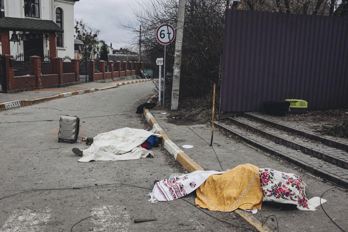 Ucraina, orrore in una foto del Nyt: madre e figli morti fuggendo a Kiev Ucraina, orrore in una foto del Nyt: madre e figli morti fuggendo a Kiev