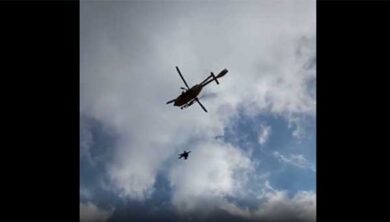 Alpinista bloccato in parete sopra Zone: nel video il recupero in elicottero e in ferrata