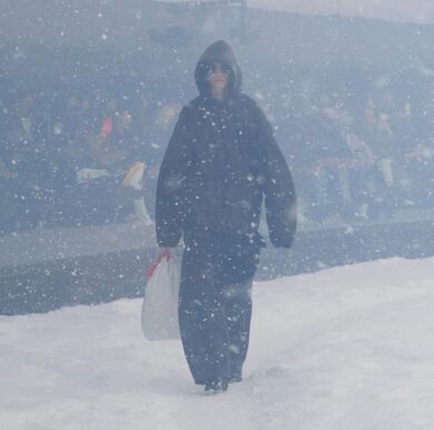 Balenciaga, lo stilista Demna dedica il défilé all’Ucraina
