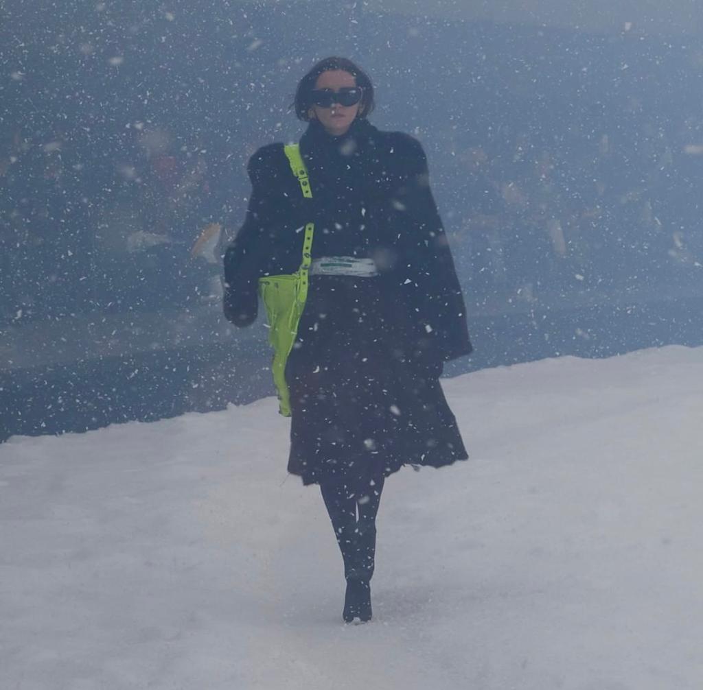 Balenciaga, lo stilista Demna dedica il défilé all’Ucraina Balenciaga, lo stilista Demna dedica il défilé all’Ucraina