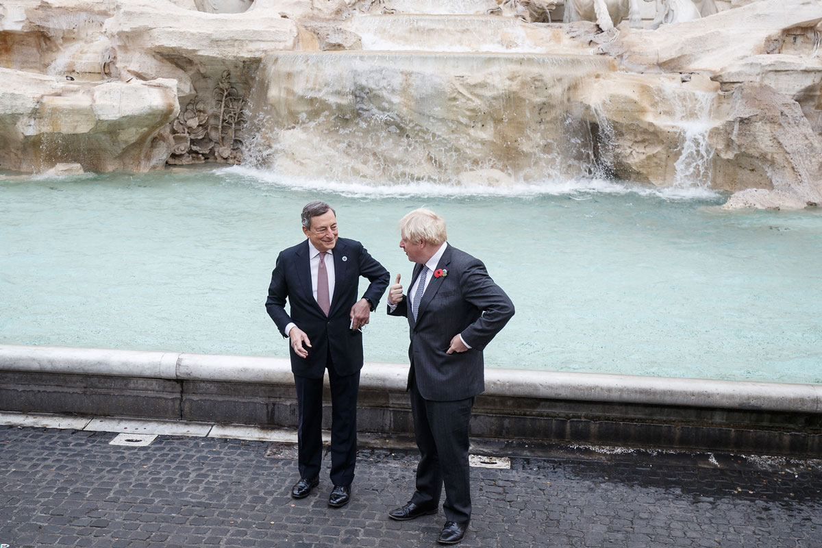 Roma al buio: luci spente a Fontana di Trevi, Quirinale e Colosseo Roma al buio: luci spente a Fontana di Trevi, Quirinale e Colosseo