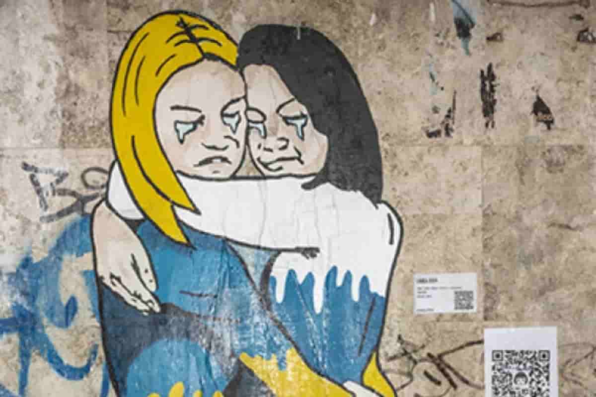 Festa della donna, Ucraina e Russia abbracciate per la pace sui muri di Roma Festa della donna, Ucraina e Russia abbracciate per la pace sui muri di Roma