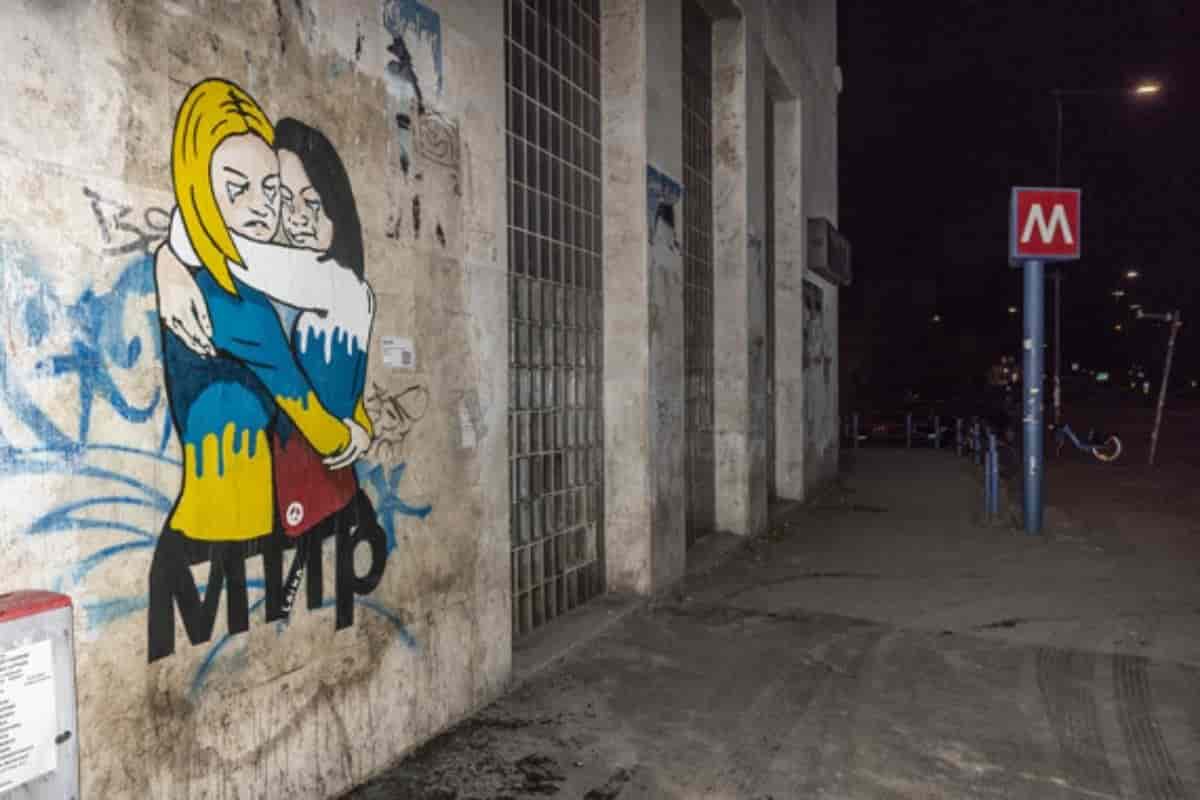 Festa della donna, Ucraina e Russia abbracciate per la pace sui muri di Roma Festa della donna, Ucraina e Russia abbracciate per la pace sui muri di Roma