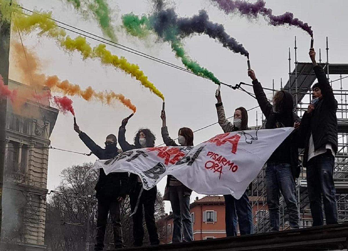 Milano, manifestazione ‘transfemminista’ di “Non una di meno”