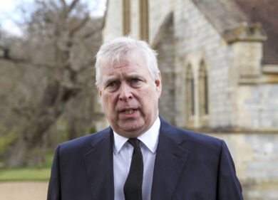 Principe Andrea al verde. La Regina e Carlo pagano 10 mln alla ragazza abusata