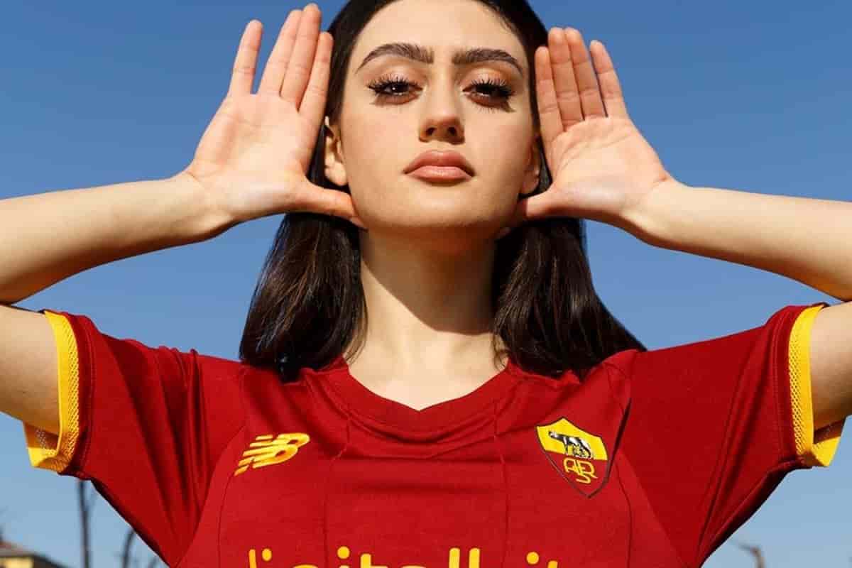 Derby Roma, sulla maglia dei giallorossi torna lo stemma tolto da Pallotta Derby Roma, sulla maglia dei giallorossi torna lo stemma tolto da Pallotta