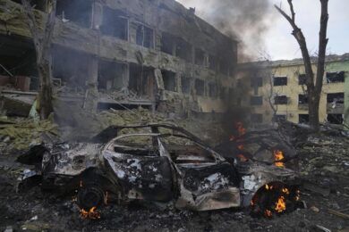 Mariupol, bombe su ospedale pediatrico: video. Usa: no chiusura no fly zone