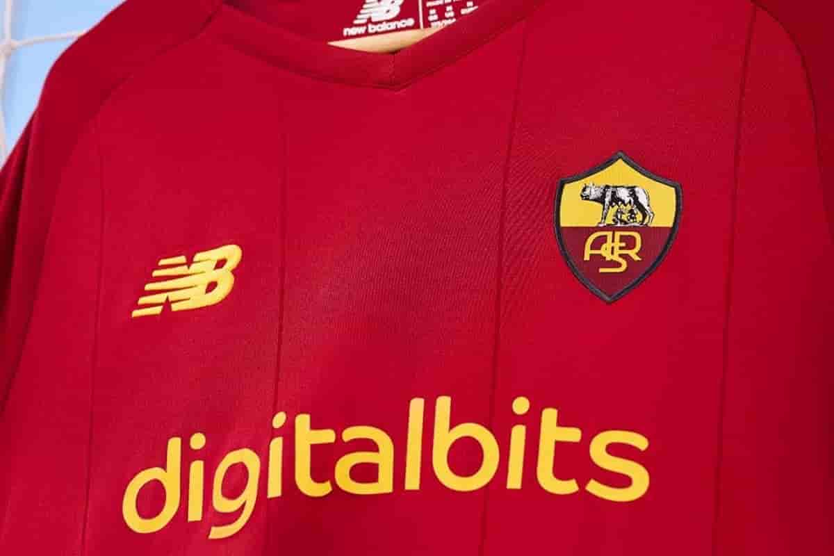 Derby Roma, sulla maglia dei giallorossi torna lo stemma tolto da Pallotta Derby Roma, sulla maglia dei giallorossi torna lo stemma tolto da Pallotta