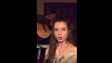 Ucraina, giovane artista incoraggia la resistenza cantando “Bella ciao”. VIDEO