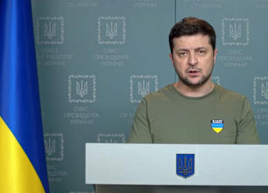 Guerra, notte di bombe su Sumy. Morti altri bambini. Zelensky: “Genocidio”