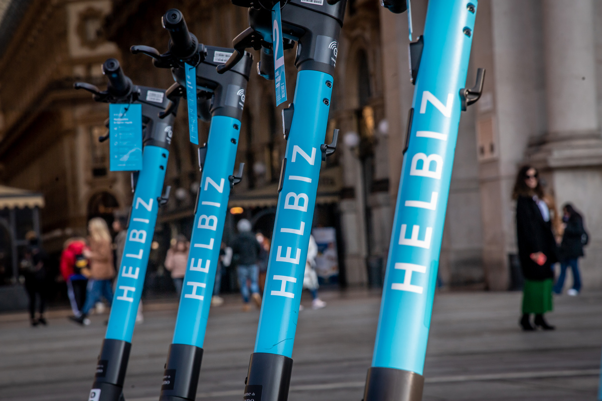Helbiz rinnova la flotta italiana: a Milano 750 nuovi monopattini più sicuri