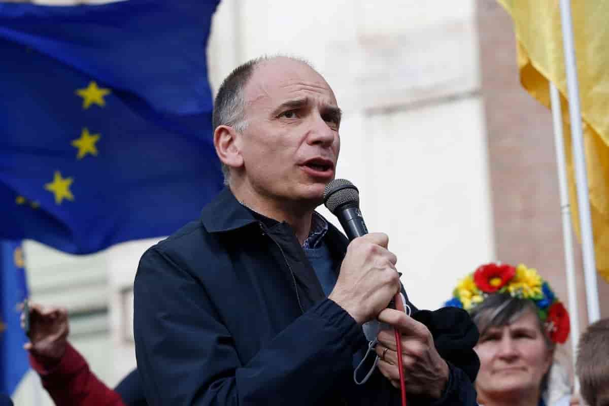 Letta in guerra contro la Russia nel manifesto fake, la sinistra attacca il Pd